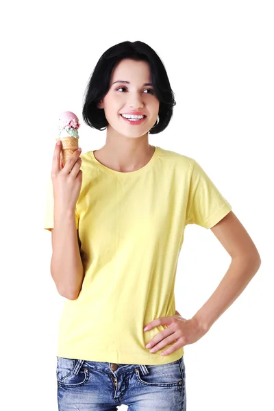 Szczęśliwa młoda kobieta jedzenie lodów — Zdjęcie stockowe