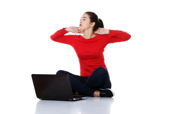 Moe vrouw zitten met gekruiste benen met laptop — Stockfoto