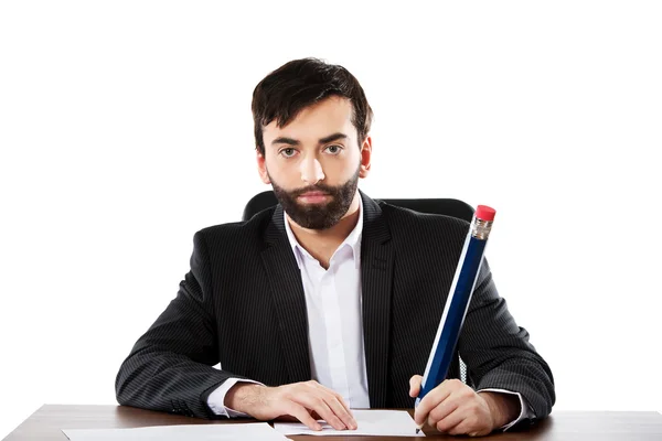 Happy affärsman skriva på kontoret — Stockfoto