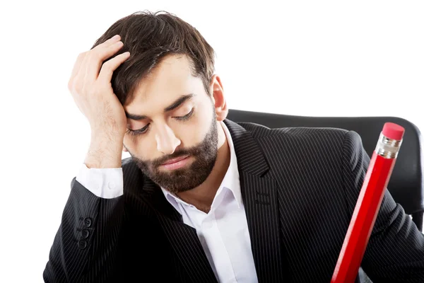 Hombre de negocios cansado escribiendo en la oficina —  Fotos de Stock