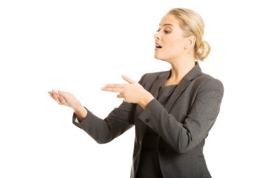 kadın gösteren kopya alanı