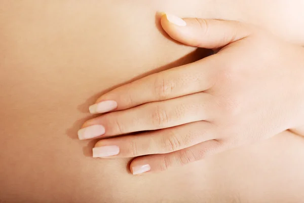 La mano de la mujer en la espalda del hombre . — Foto de Stock