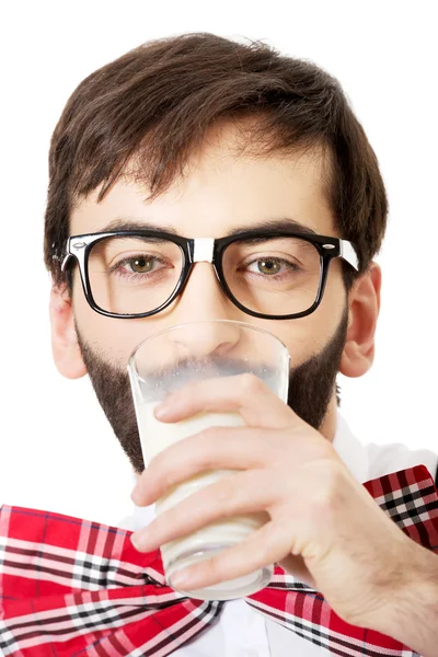 Hombre bebiendo leche . —  Fotos de Stock