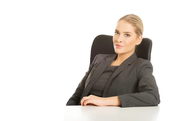 Geschäftsfrau sitzt am Schreibtisch — Stockfoto