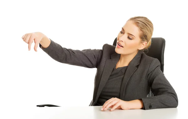 Empresária pegando algo na mesa — Fotografia de Stock