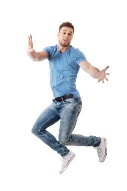 Yakışıklı adam sevinç için atlama.
