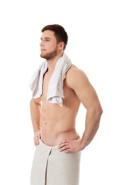 Bir havlu ile genç atletik erkek.