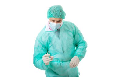 Erkek doktor iğne yapıyor.