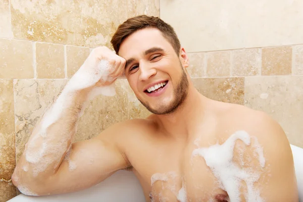 Schöner Mann nimmt ein Bad. — Stockfoto