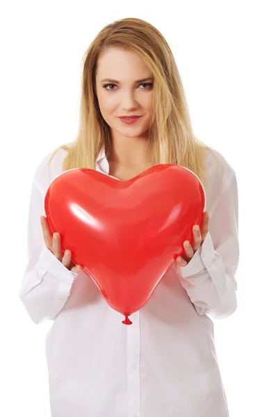 Mujer con globo en forma de corazón . — Foto de Stock