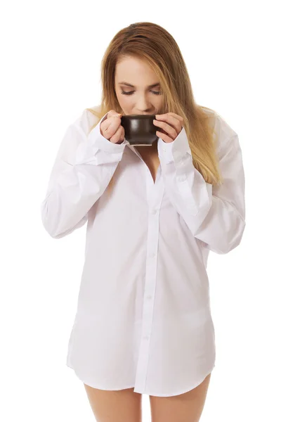 Женщина пьет кофе. — стоковое фото