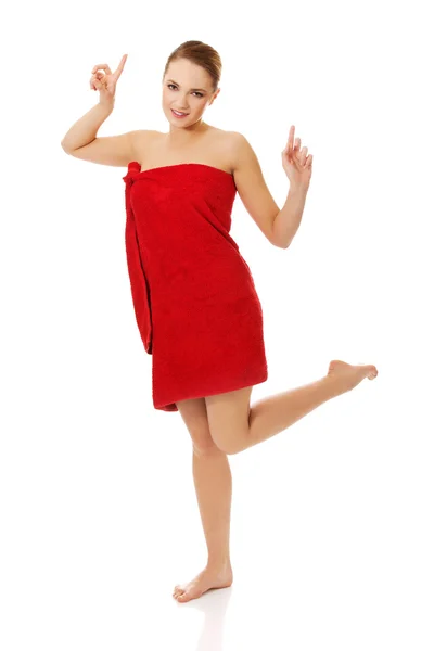 Mujer feliz envuelta en toalla . — Foto de Stock