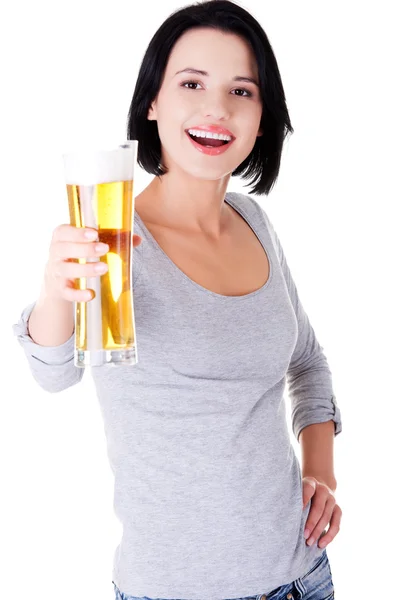 Mujer sosteniendo un vaso de cerveza —  Fotos de Stock