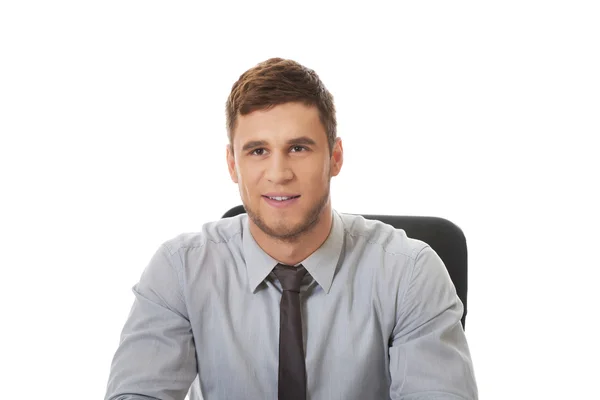 Geschäftsmann sitzt im Büro am Schreibtisch. — Stockfoto