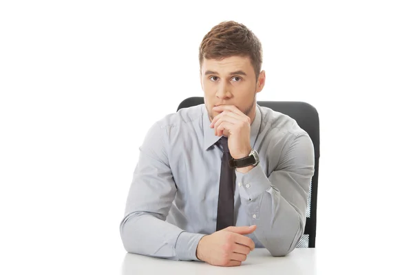 Geschäftsmann sitzt im Büro am Schreibtisch. — Stockfoto