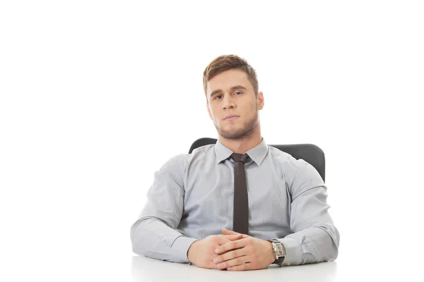 Geschäftsmann sitzt im Büro am Schreibtisch. — Stockfoto