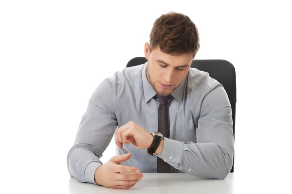 Hombre de negocios comprobando el tiempo en su reloj . —  Fotos de Stock