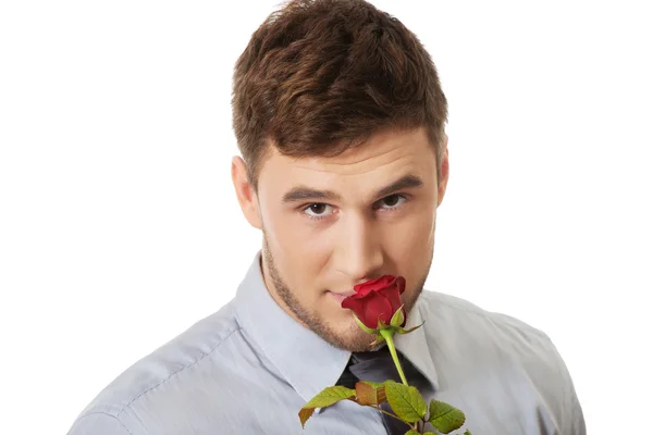 Un bel homme tenant une rose rouge . — Photo