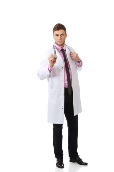 Jonge gelukkig mannelijke arts met een stethoscoop. — Stockfoto
