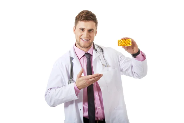 Médico masculino sosteniendo pastillas . — Foto de Stock