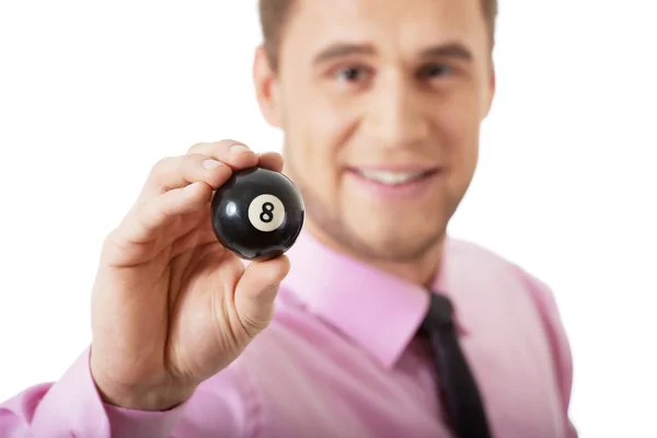 Jovem empresário segurando bola de bilhar . — Fotografia de Stock