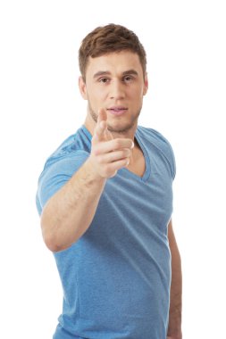 Sana işaret eden yakışıklı genç.