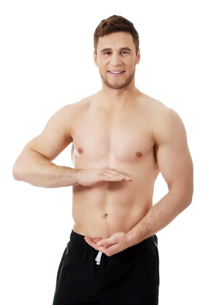 Сексуальний м'язистий чоловік тримає копійку в руках . — стокове фото
