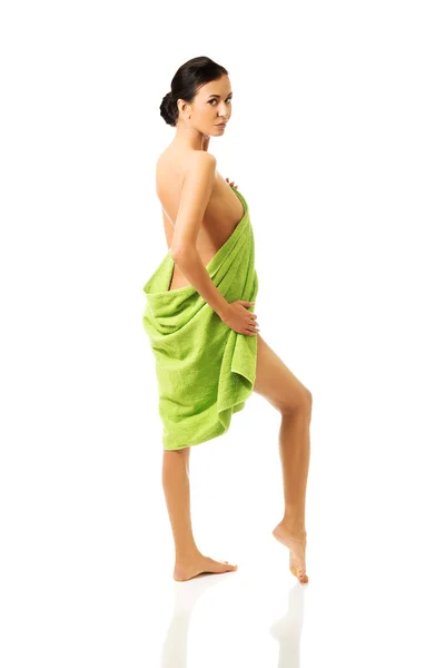 Full längd bakifrån kvinna insvept i handduk — Stockfoto