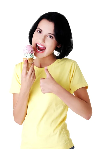 幸福的年轻女人，吃冰激淋 — 图库照片