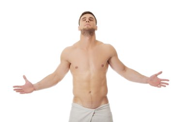 Havluya sarılmış kaslı adam..