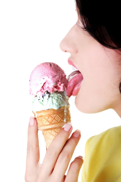 Donna che mangia un gelato — Foto Stock