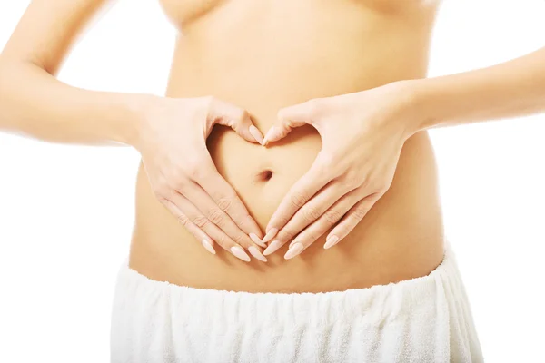 Feminino fazendo forma de coração na barriga — Fotografia de Stock