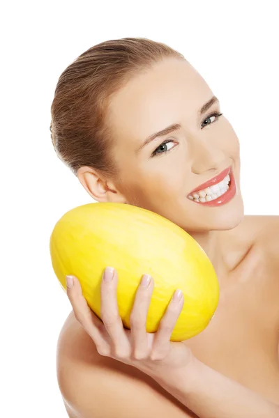 黄色のマンゴーを保持している裸の女性の肖像画 — ストック写真