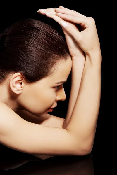 Sensuell porträtt av naken kvinna röra huvudet — Stockfoto