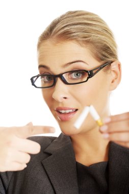 kadın son dakika sigara sigara durdurmak için