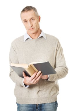 Kitap okuyan olgun bir adam.