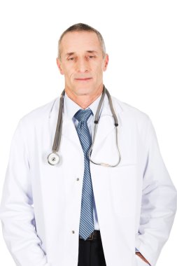 Elleri ceplerinde ile kendine güvenen erkek doktor