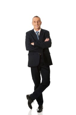 Kendine güvenen işadamı katlanmış silah ile ayakta