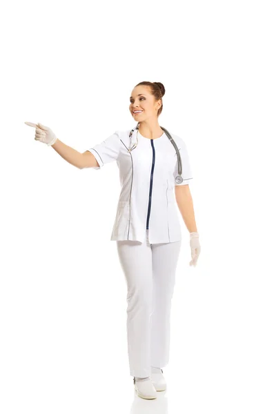 Kvinnliga läkare pekar till vänster — Stockfoto