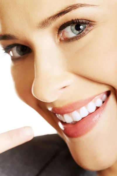 Mujer mostrando sus dientes blancos perfectos — Foto de Stock