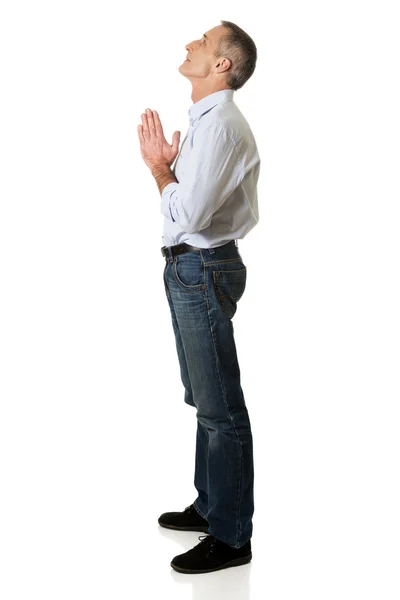 Visão lateral completa de um homem orando a Deus — Fotografia de Stock