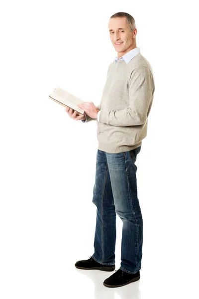 Зрелый человек, читающий книгу — стоковое фото