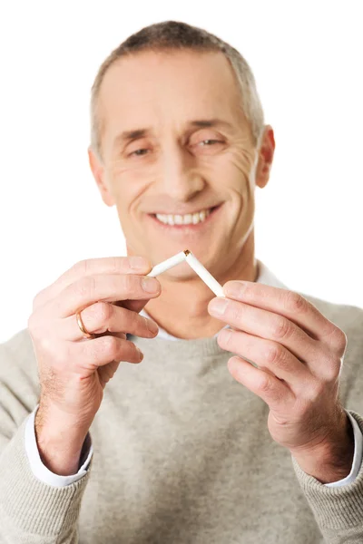 Erfolgreicher Mann mit kaputter Zigarette — Stockfoto