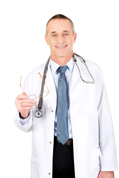 Чоловік лікар тримає окуляри . — стокове фото