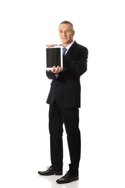 Feliz empresario sosteniendo tableta digital — Foto de Stock