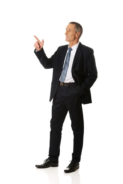 Affärsman som pekar uppåt — Stockfoto