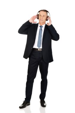 işadamı büyük kulaklıklar ile