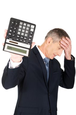 bir hesap makinesi tutan depresif iş adamı
