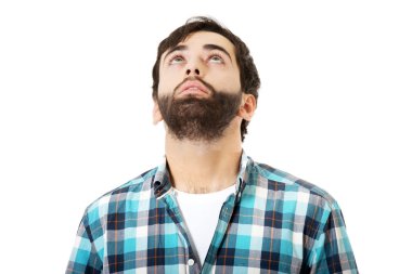 Yakışıklı adam yukarı bakıyor..