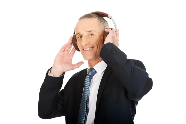 Empresario con auriculares grandes — Foto de Stock